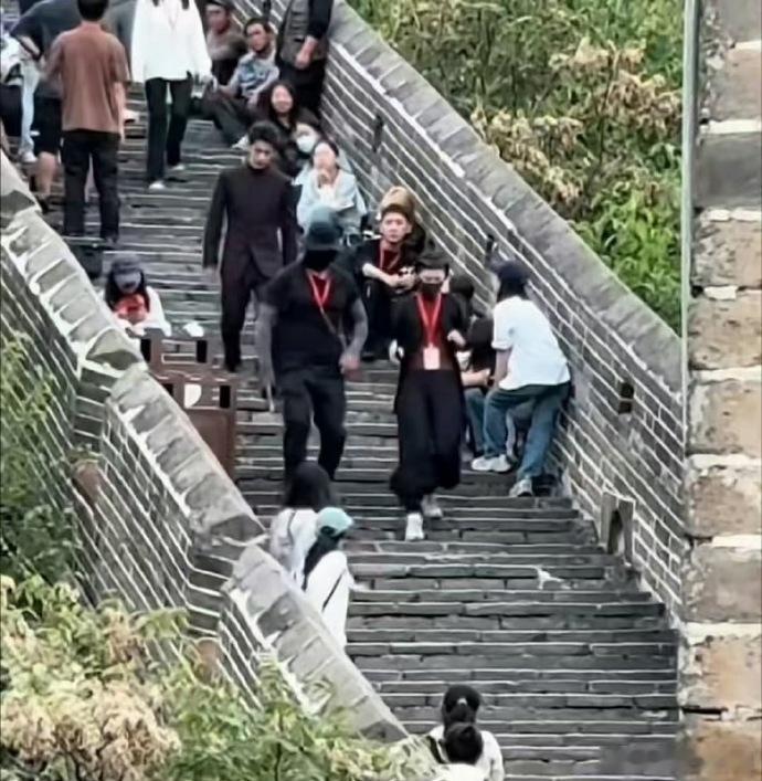 网友偶遇肖战正装拍摄网友偶遇肖战在长城拍摄 有网友在爬长城的时候偶遇肖战拍摄了，