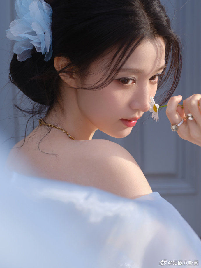 王楚然大气东方美 谁懂王楚然身上这种松弛有度的美感？看似游刃有余，实则源于把善待