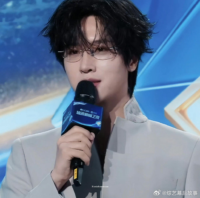 展轩推眼镜这一下 不动声色却张力拉满，西装革履配上轻推眼镜的动作，展轩真的太懂镜