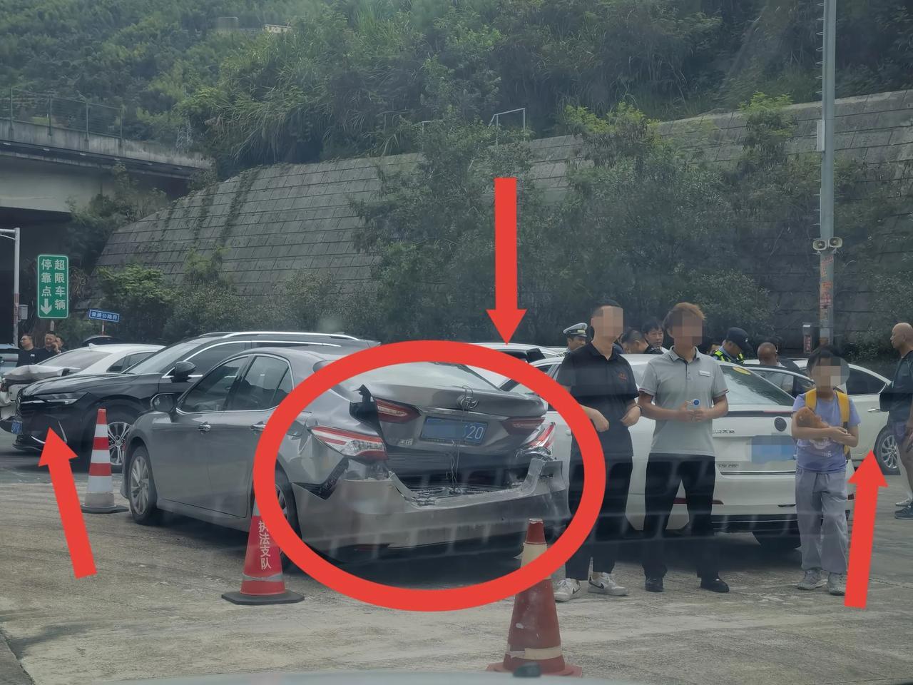 京台高速十几部连环撞！节日出行，保持安全距离，文明出行，不违规行驶！
     