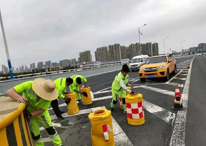 雨前清堵+雨后“搓澡”，济南高架路“天气响应式”保洁！近日，济南连续降雨，济南市