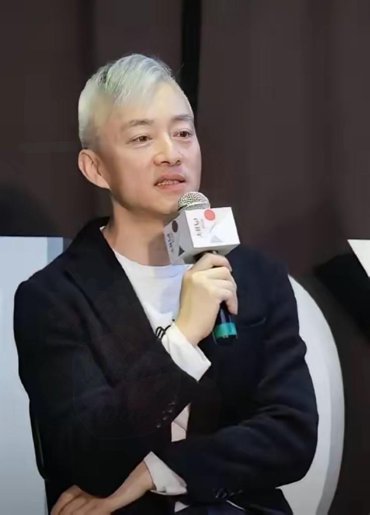 这下沸腾了
全网都瞒不住了
都知道56岁满头白发的“百亿总裁”，前央视主持人亚宁