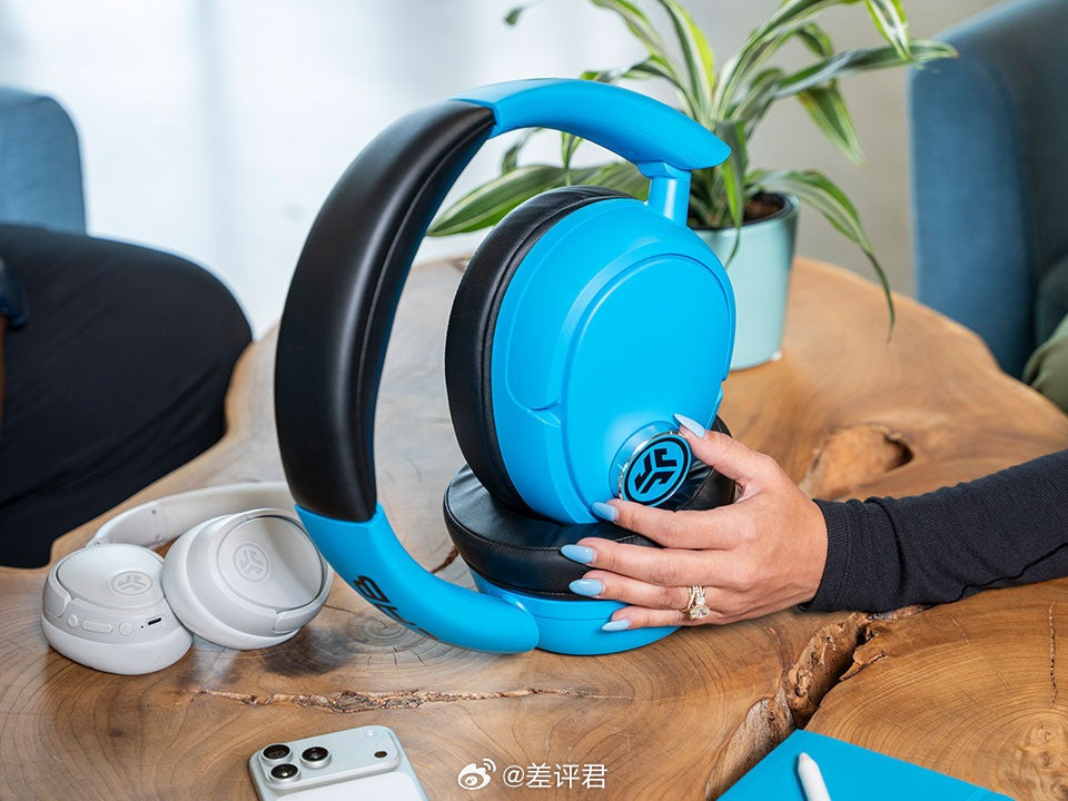 #差评说数码# 巨型头戴耳机式蓝牙音箱，让我想起了之前有人做的那个巨型 AirP