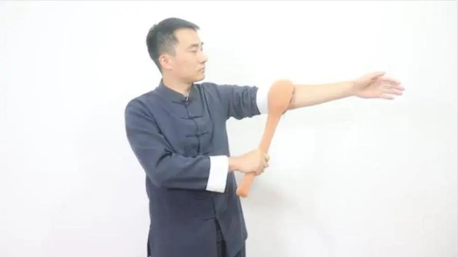 晚上三点到五点是肺经，经常醒来是肺的问题。
有个患者最近消耗气血比较厉害，开始出