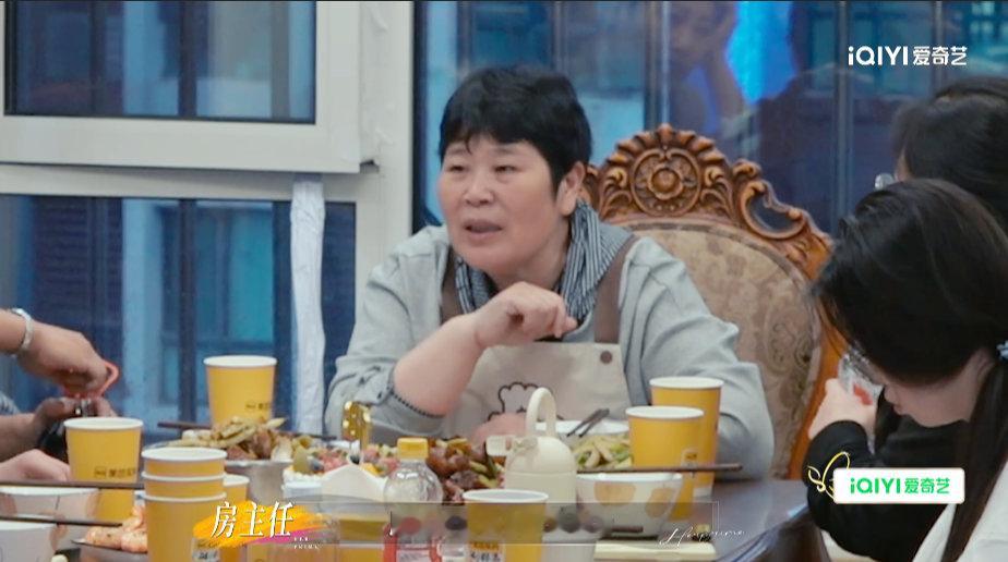 房主任让女儿不开心就买周深周边姐姐当家还安排演唱会门票、争取签名照，尊重孩子爱好