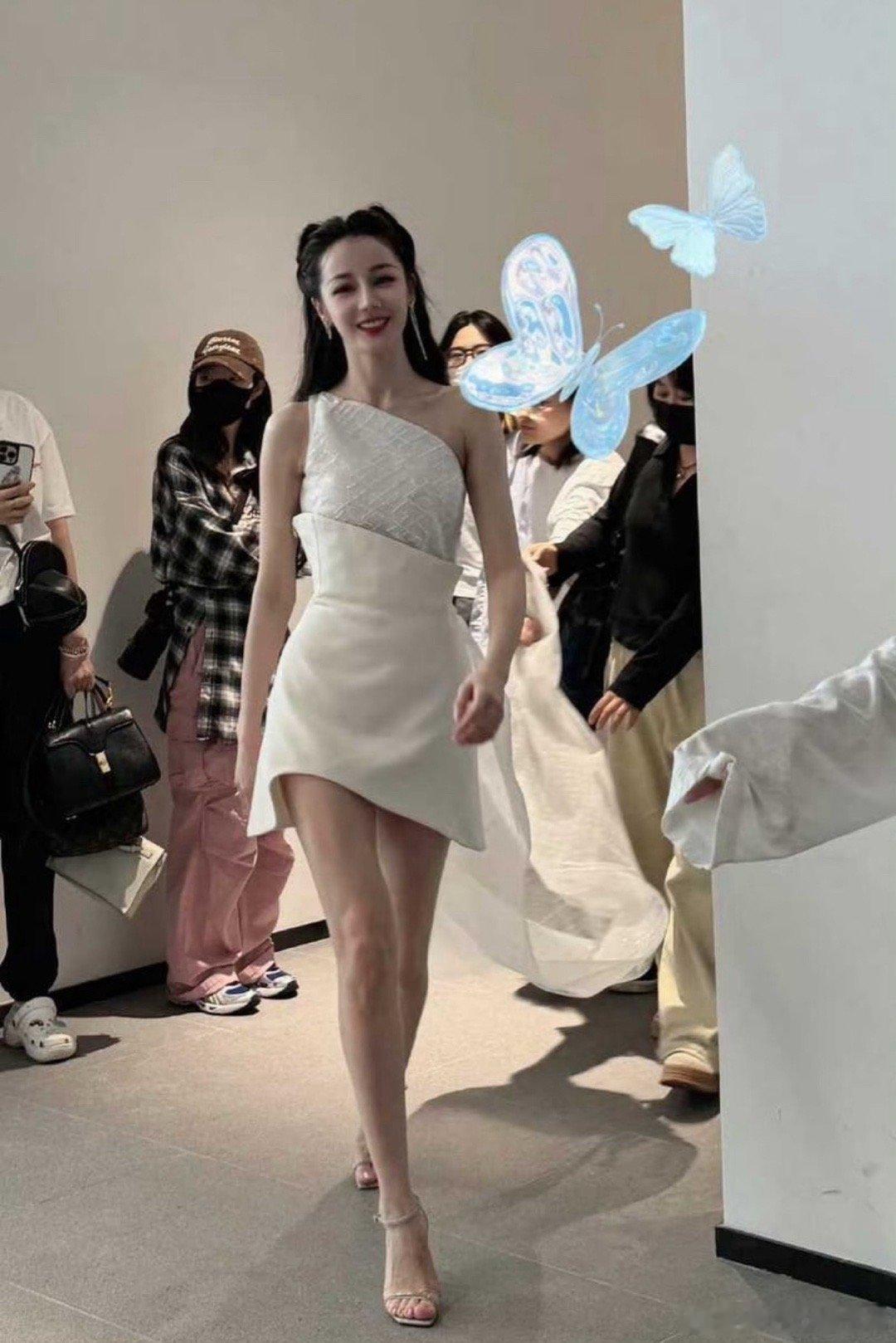 此女生图更是美到没边…… 