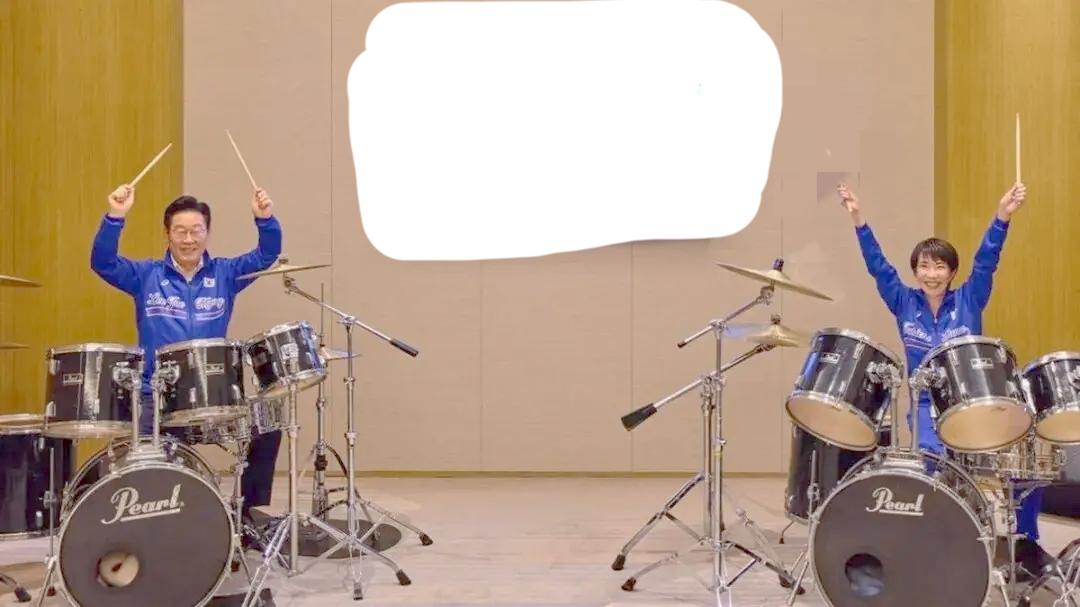 李在明和早苗这是什么姿势，是双双投降吗？
看李在明和早苗都以为自己贼精贼精，到处