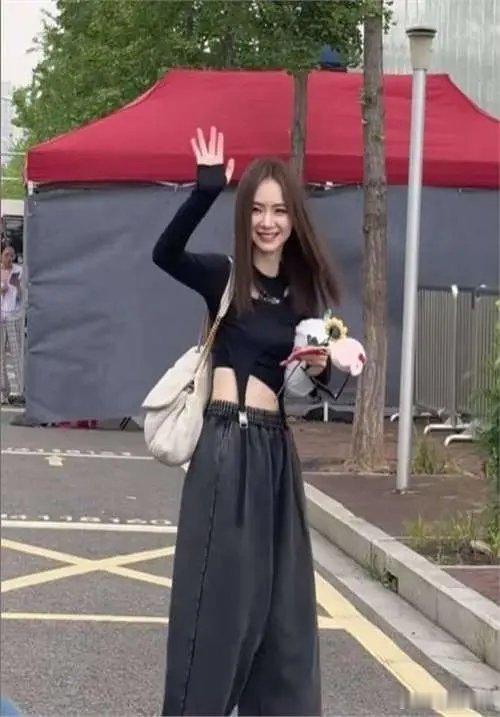 见真人！她真的吃饱过吗这么瘦？  