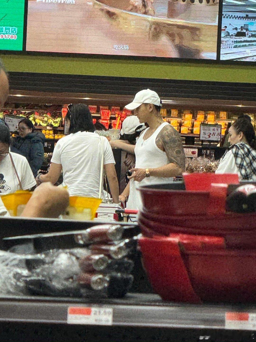 #美国偶遇黄子韬徐艺洋一家##黄子韬[超话]# 男方：可以 女方：可以 广大“网