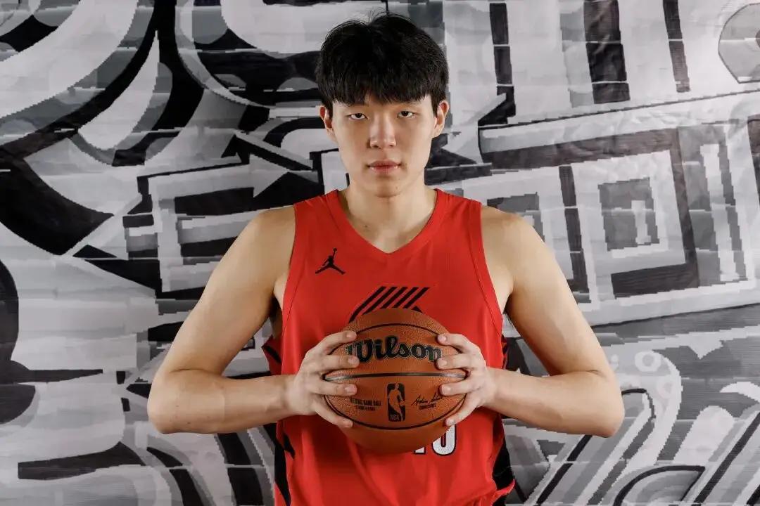 杨瀚森首场季前赛！不出彩但还算合格！4分4篮板1助攻！6犯下场！
开场很紧张，第