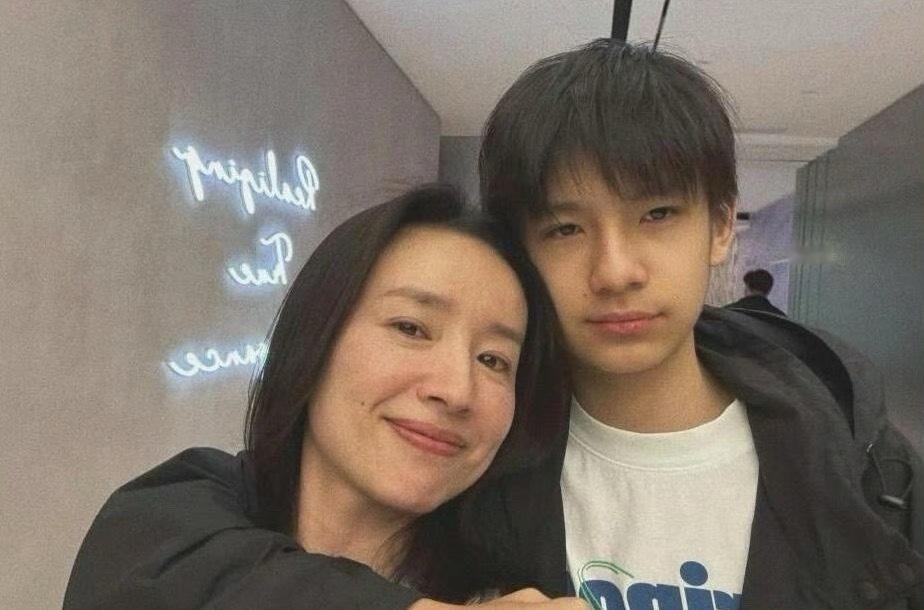 董洁潘粤明儿子基因彩票好久不见董洁潘粤明儿子顶顶，还是一如既往地帅，完美继承爸爸