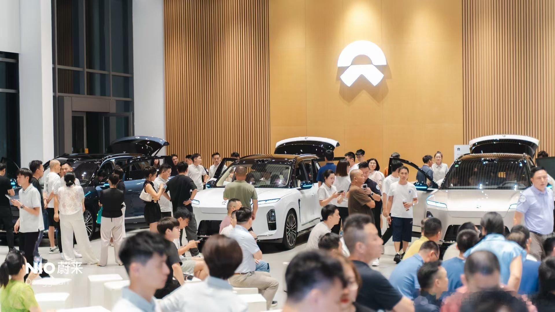 明天准备带贝总去看看船新ES8实车，我问Fellow哪家店人少一点，她给我发了几