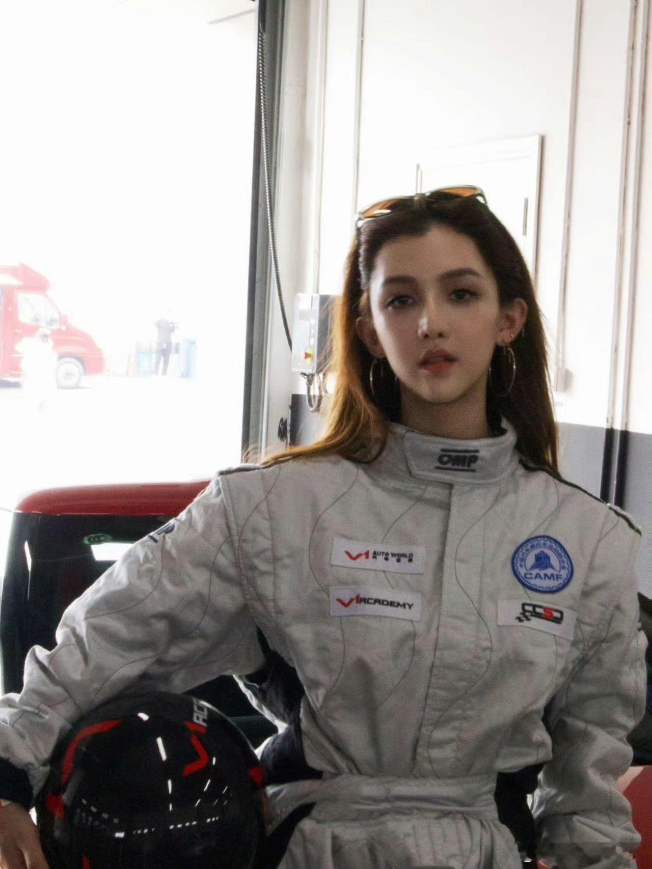 景瓷生命力旺盛的美景瓷在《镖人》里的佩乌蜜儿真的太亮眼了！大漠风沙挡不住她眼里的