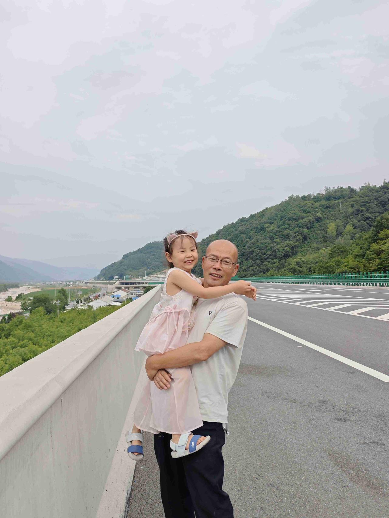 我的今日状态：🏝️旅行度假
我这里的天气：🌤️多云
上午九点，温度18，穿风