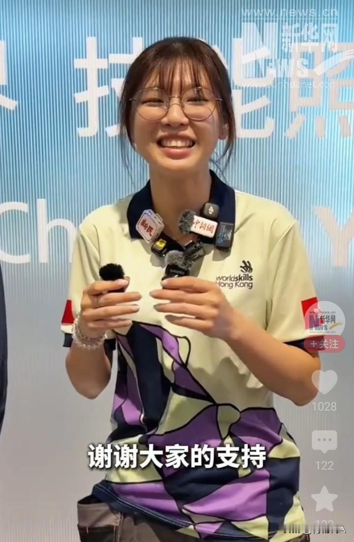贴瓷砖，大老爷们专属活计，居然女生也能做，而且贴得不差厘分。

21岁的香港女生