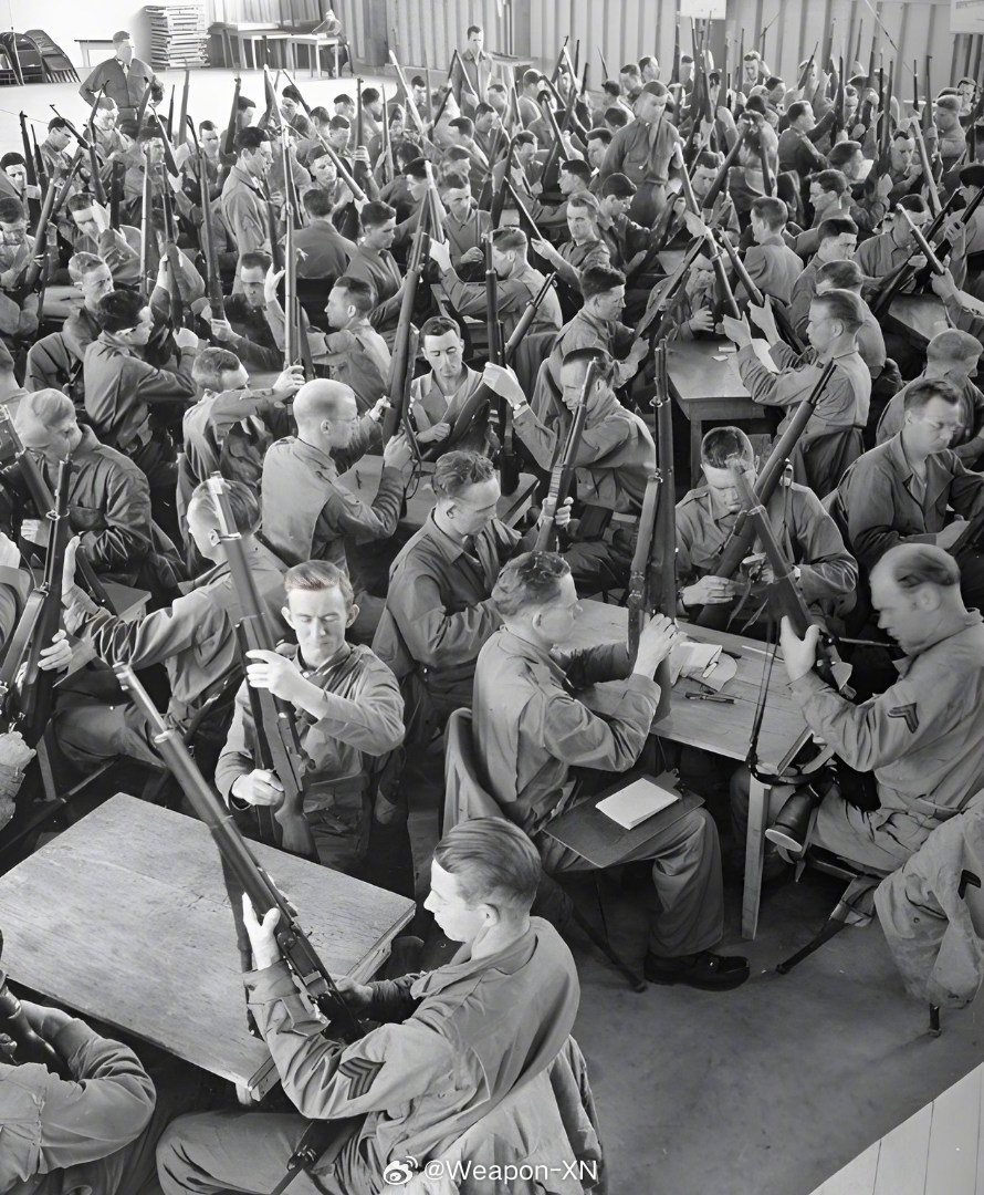 #照片中的历史[超话]# 1943年，美国陆军士兵正在拆解自己的大八粒。 ​​​