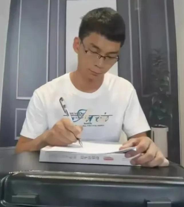 唐‬尚珺，这位备受关注的公费师‬范生，近日宣布告亲爱的朋友们，听说过这么一位名叫