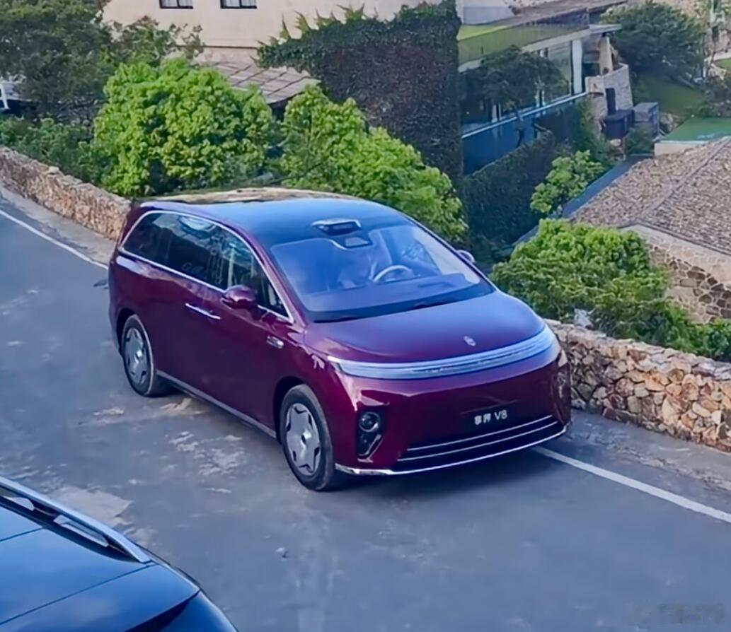 享界V8的无伪装测试车被拍到了，全车没有任何伪装，这也说明车子已经定型了，距离预