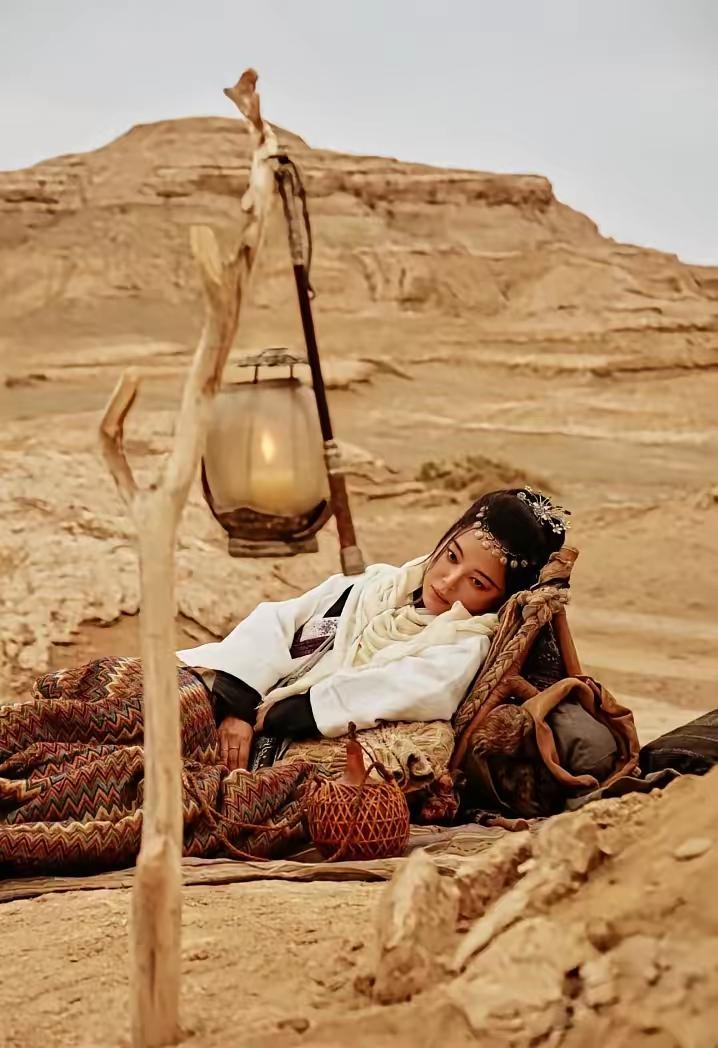 我受到了严重打击。
早上一上班，同事小晚就跑来跟我说
让我给她找个小夹子
我说你