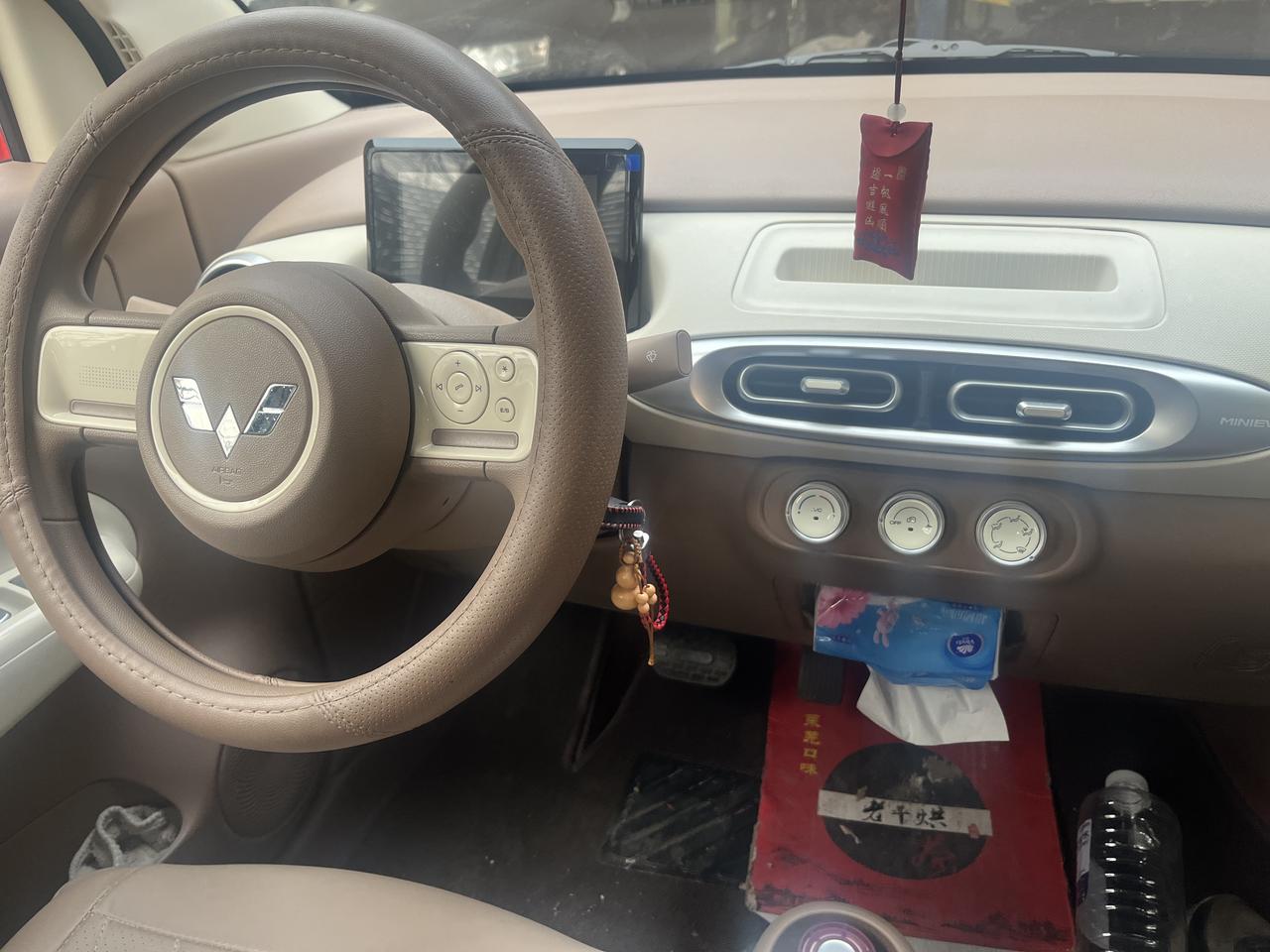 今天坐朋友的五菱宏光MINIEV，内饰的双拼色颜值不错，前排空间还可以，还有副驾