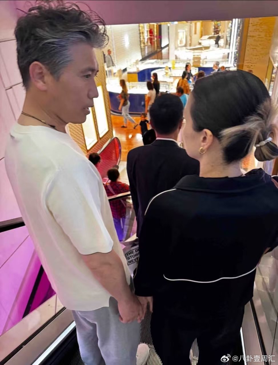 巴黎偶遇李乃文和妻子逛街网友巴黎偶遇李乃文陪妻子逛街 俩人牵手下电梯好甜啊 嫂子