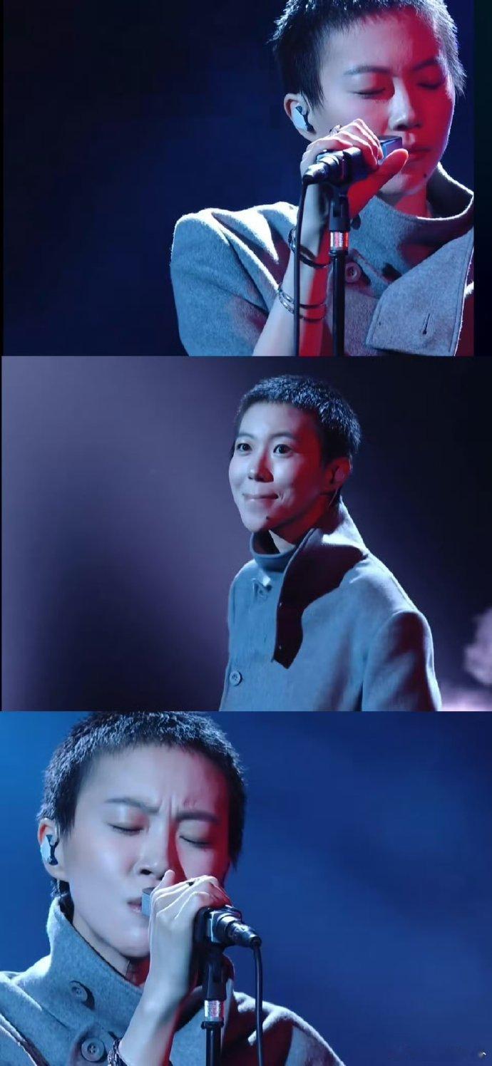 窦靖童看歌手初舞台的反应歌手2026窦靖童观看舞台时神态格外专注，能真切感受到她