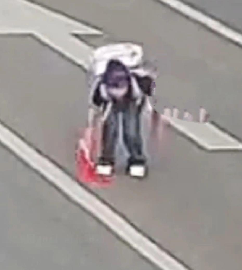交警挡住车流
路口超暖！女孩捡国旗，交警秒挡车流护安全
 
路口车流正“嗖嗖”往