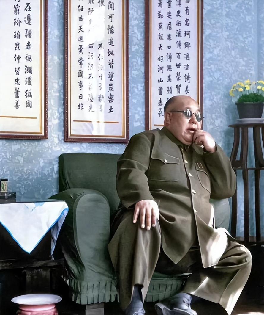 [太阳]1956年，逃到美国后的马鸿逵在私人公寓内，挺着腐败的大肚子，享受着小姨