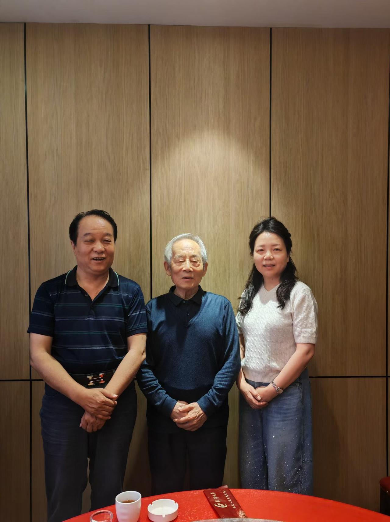 小青来访。畅聊腾冲之行的感受，我说她活力十足，朝气蓬勃，浑身洋溢着正能量，具有“