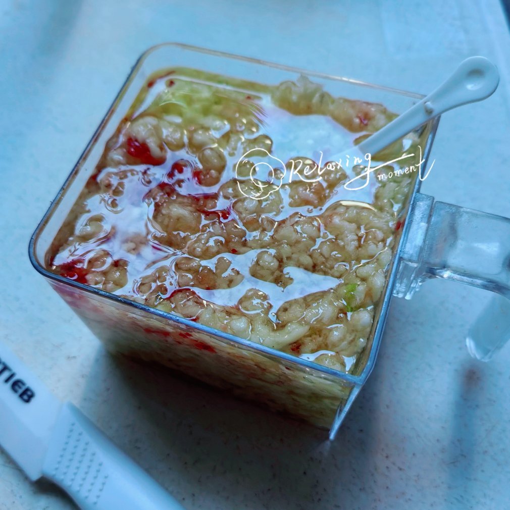 生活手记 做了一盒油浸生蒜蓉酱。炒菜时挖一勺儿打热锅就可以了，做蒜蓉扇贝/生蚝/