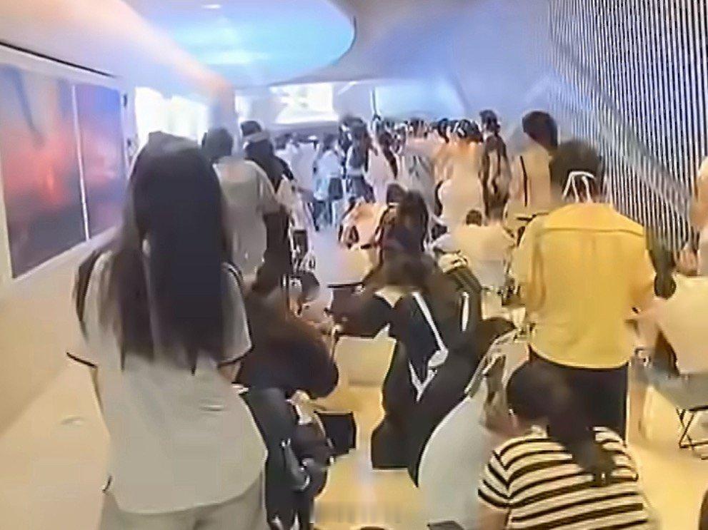 杨紫白玉兰视后的首个活动白玉兰视后杨紫的线下人气 啊啊啊啊啊，谁看了不说一句杨紫