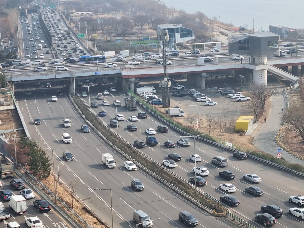 【韩国汽车保有量2600万辆，每1.95人拥有一辆车！】
韩国汽车拥有量去年为2