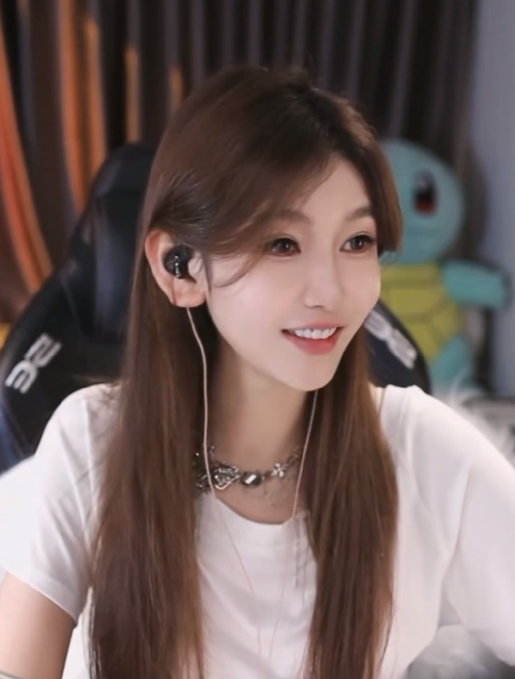 叶知秋：斗鱼那边钱是真难拿，只能解决喂温饱，想吃点好的都有点费劲，真的有时候挺辛