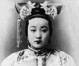光绪帝与隆裕洞房，慈禧派了四位皇室贵妇在喜账后面偷听，不料却听到隆裕深深叹道：“
