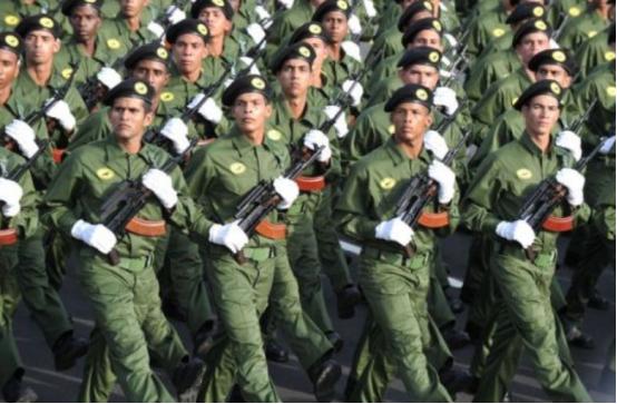 美国敢不敢打古巴？
 
大概率不敢！因为古巴不是伊朗，伊朗只能打打美国的军事基地