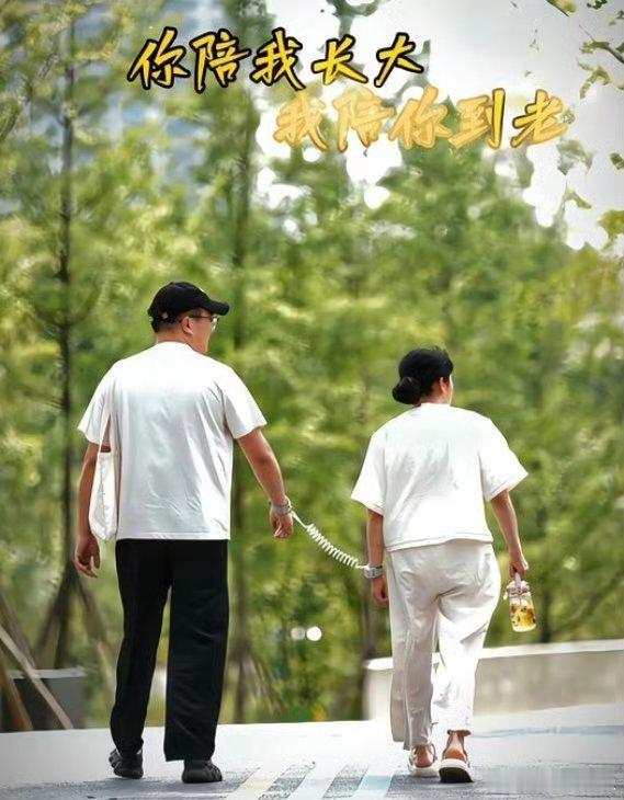 32岁儿子辞职照顾2岁的妈妈你陪我长大，我陪你到老。32岁儿子离职照顾“两岁妈妈