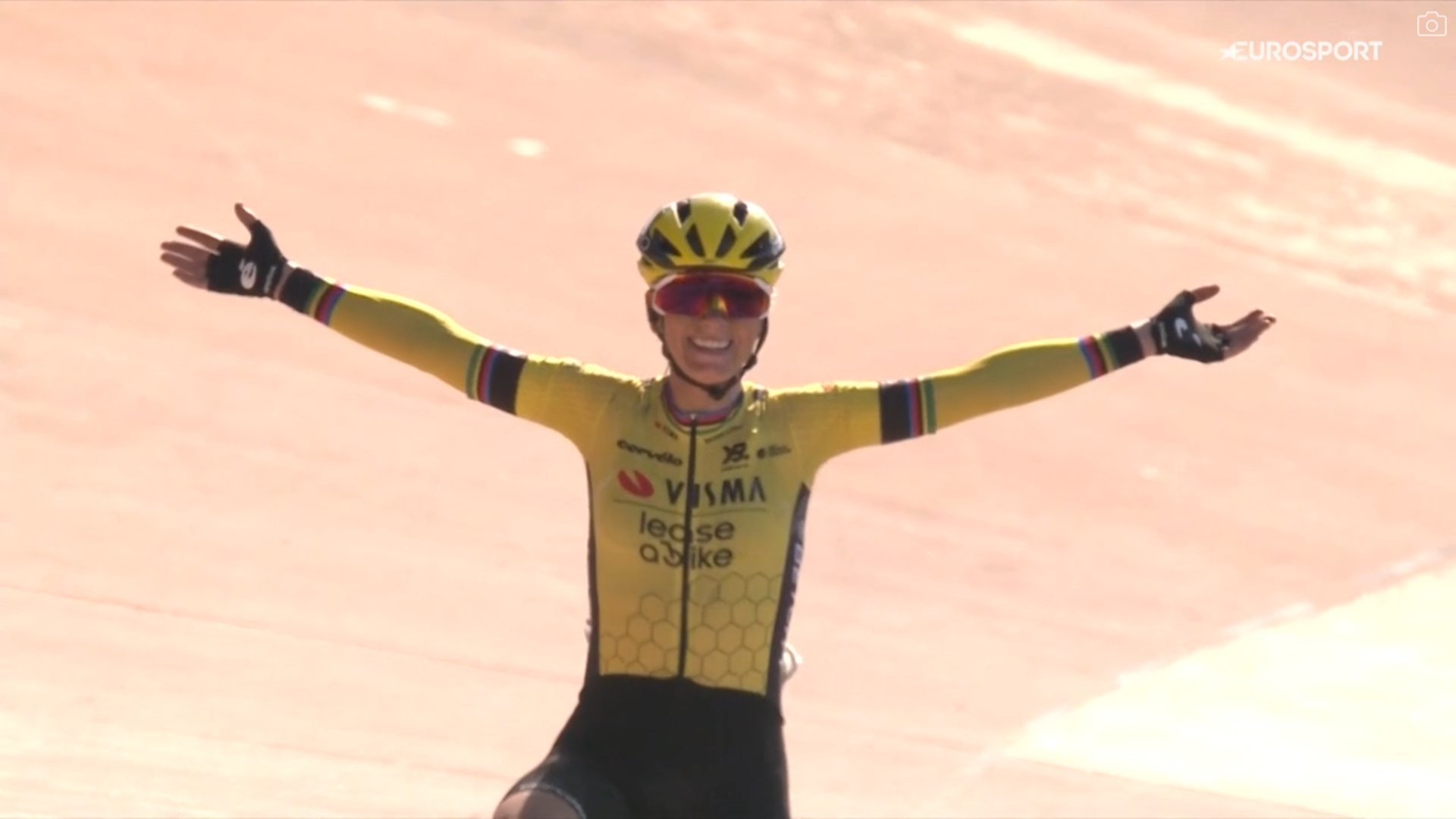 2025巴黎鲁贝女子赛，波利娜-费朗-普雷沃夺冠。维斯玛女队在比赛中一度遭遇摔车