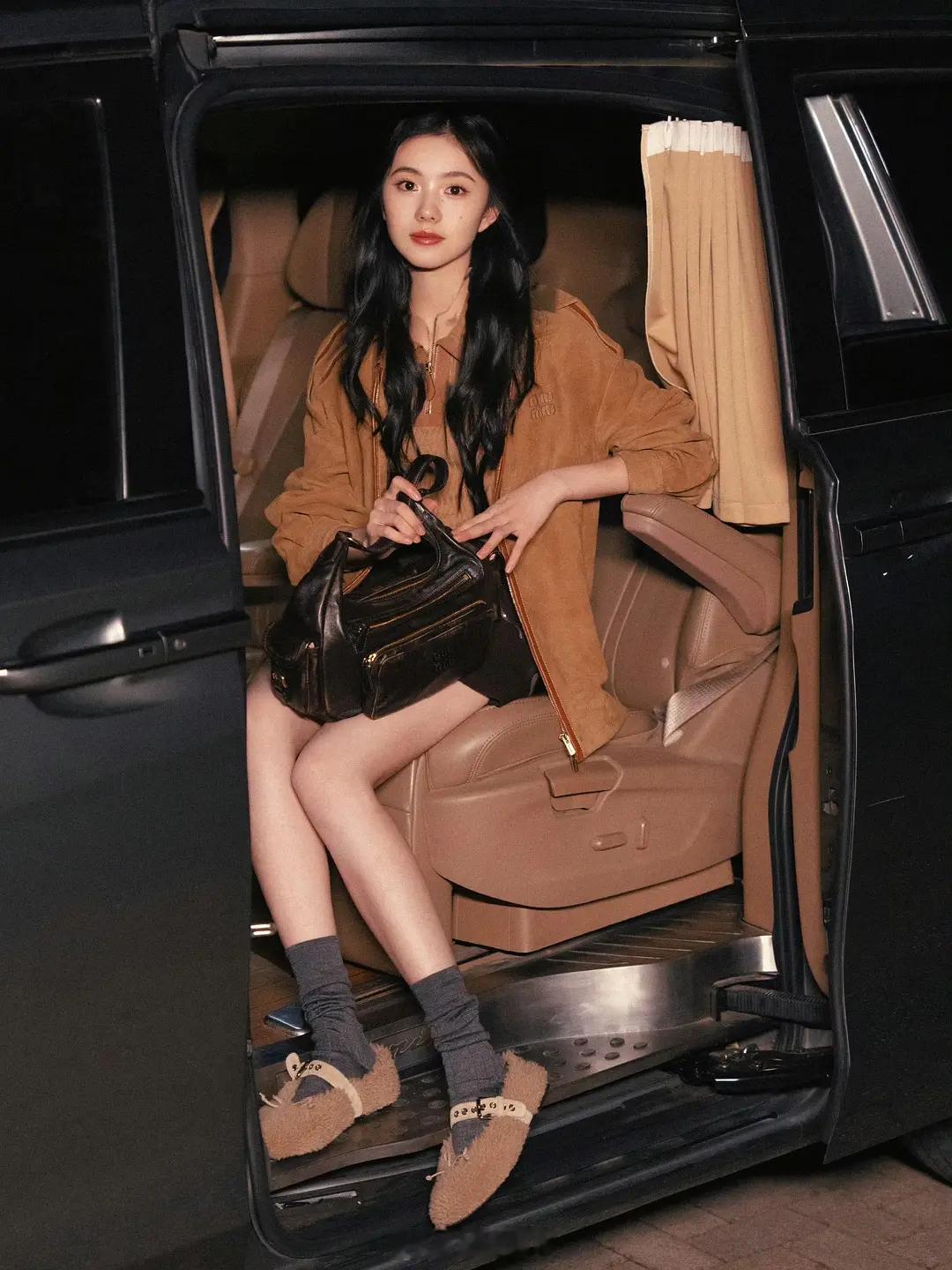 怎么看都觉得，刘浩存是天选miumiu女孩儿。只有她的出发look让人觉得好看。