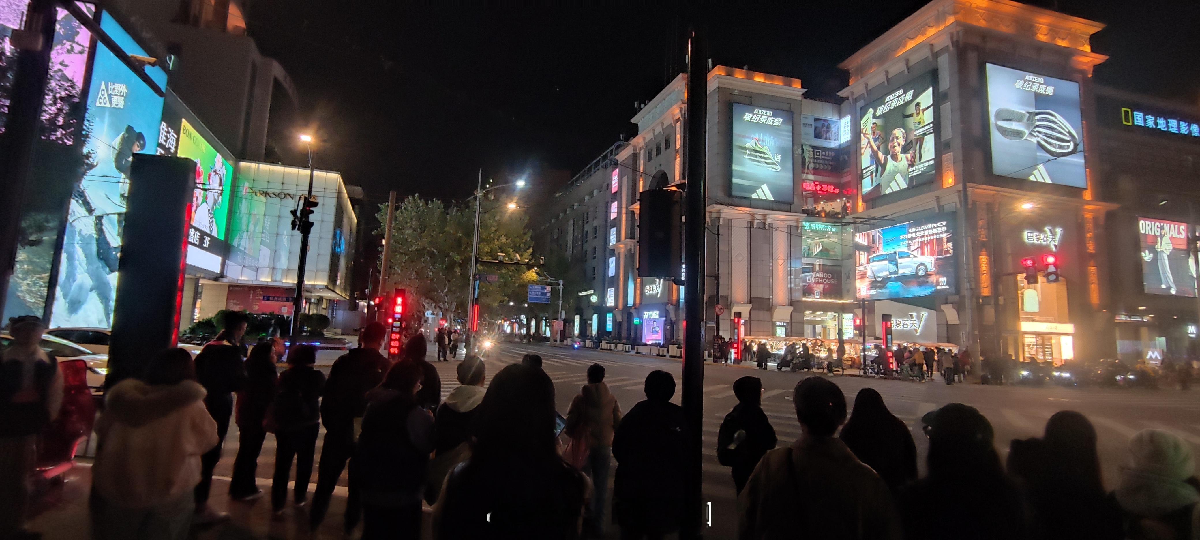 不懂就问，上海是有什么特别招数管理行人不遵守交通信号灯么？昨天晚上，淮海中路、陕