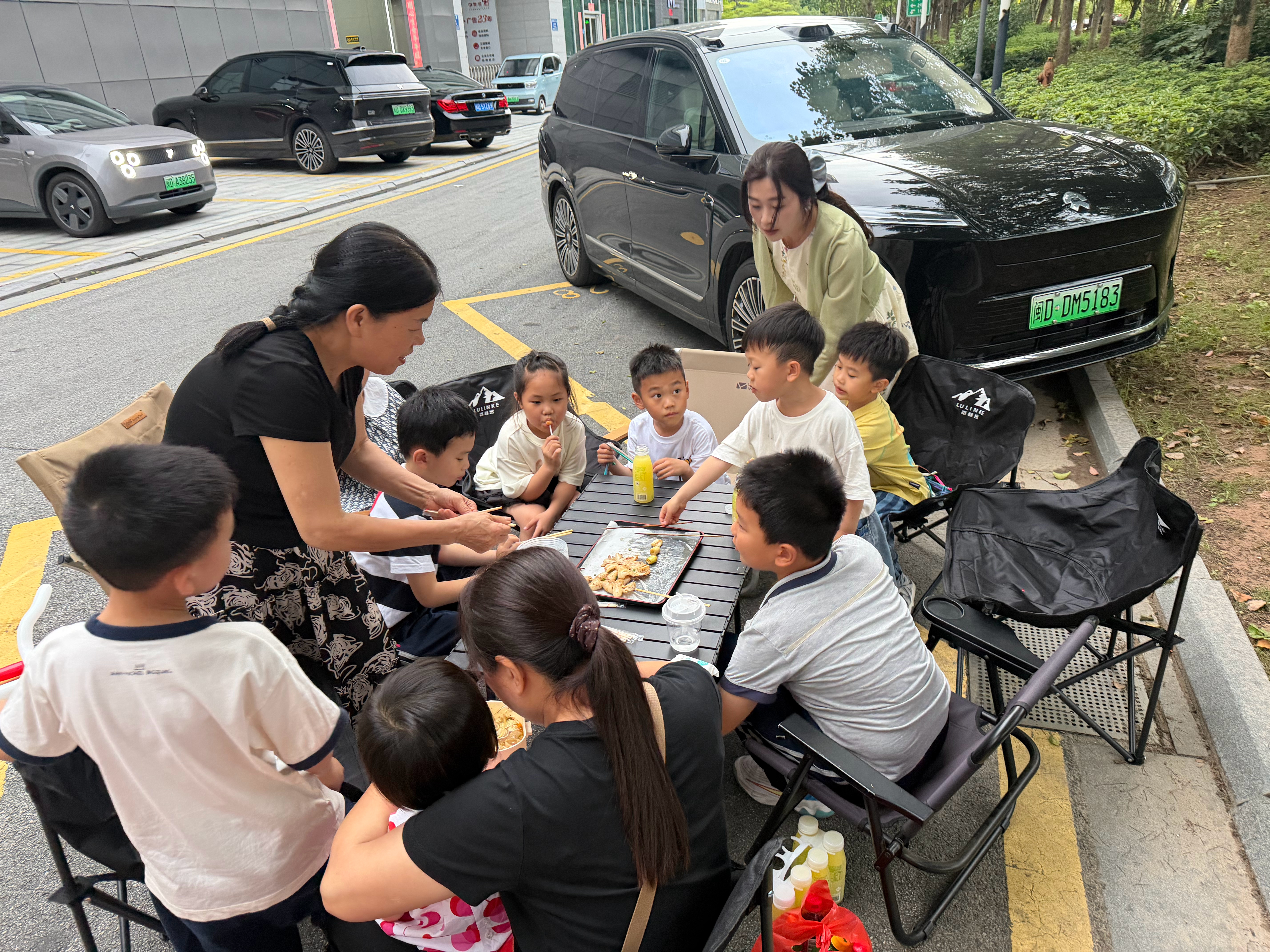 才发现希希喊了同学过来一起过生日，全部都是男同学