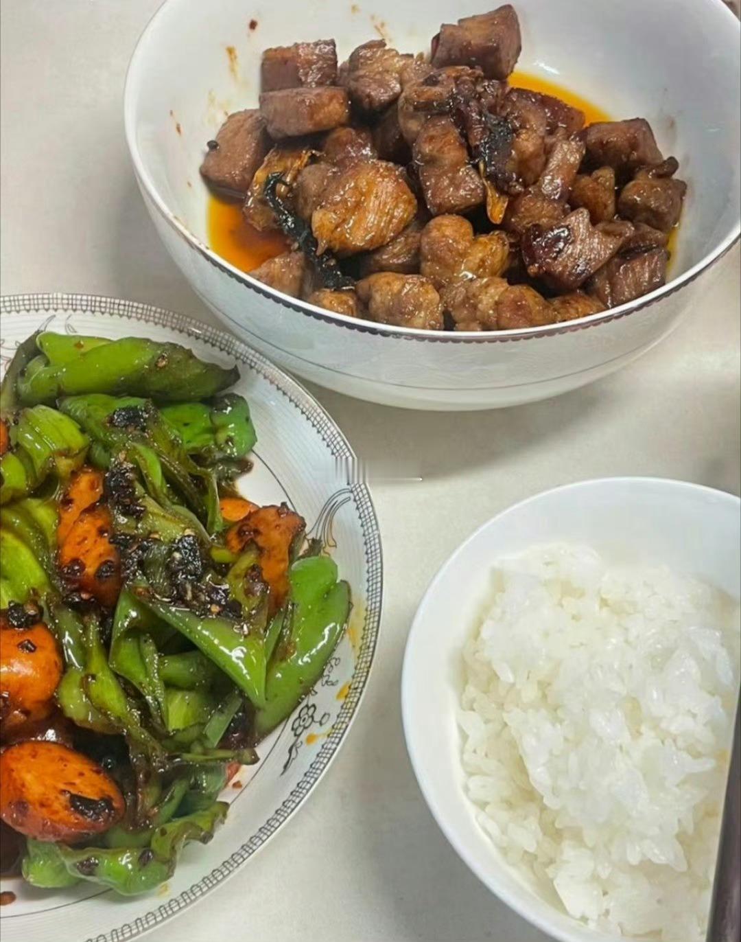 网友：我亲手做了顿只需三十元的午饭，结果孩子却花了一百多块点外卖。现在的年轻人啊