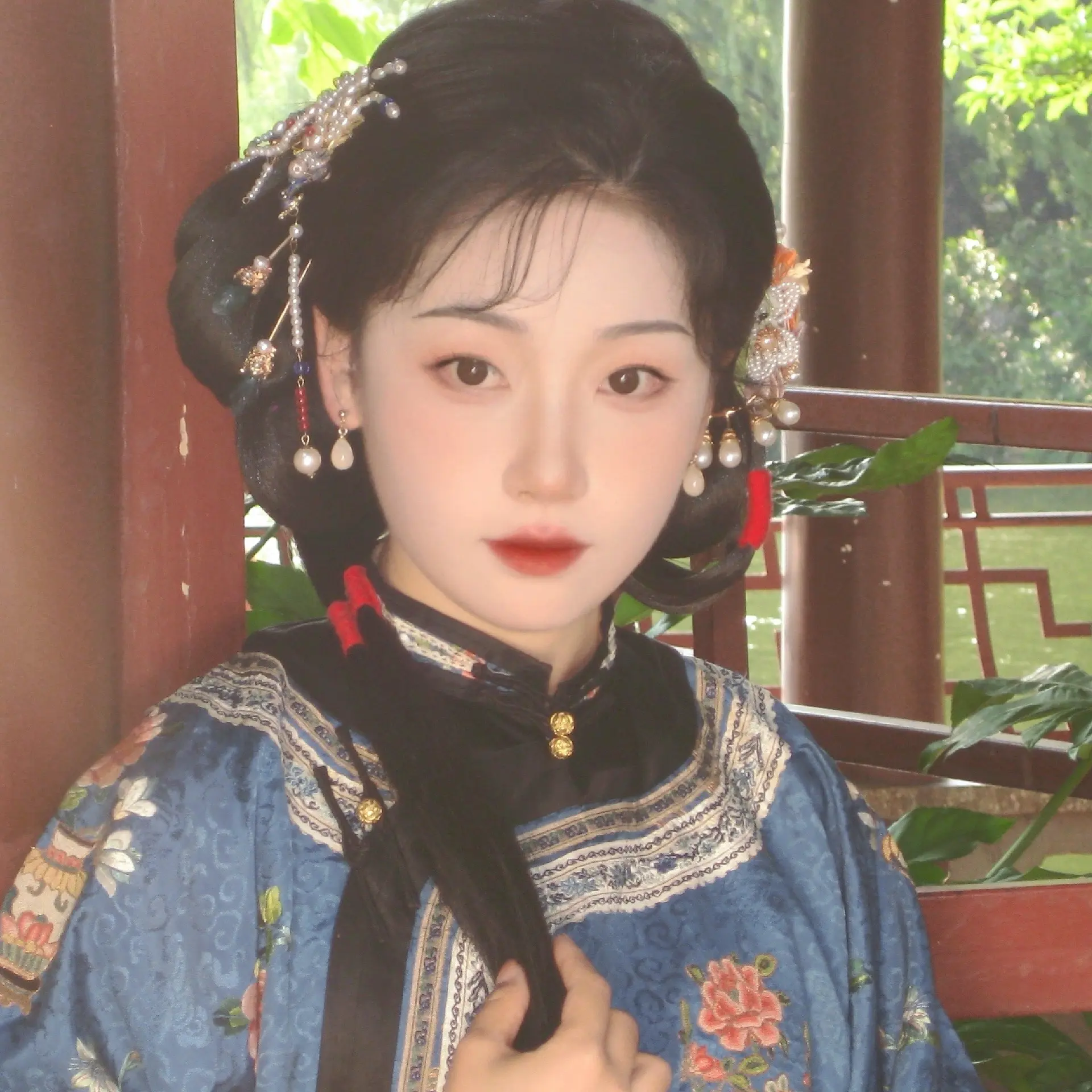 雕栏玉砌应犹在，只是朱颜改。