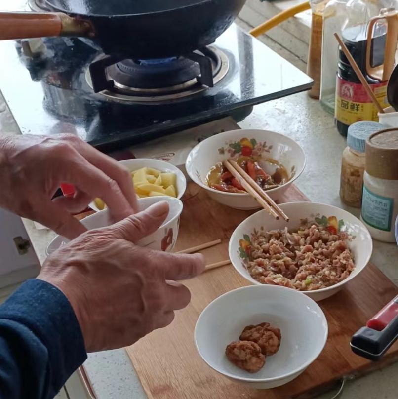 前两天下雨，天气一直没缓过来挺冷。
         今天还有穿小棉袄的，屋里的