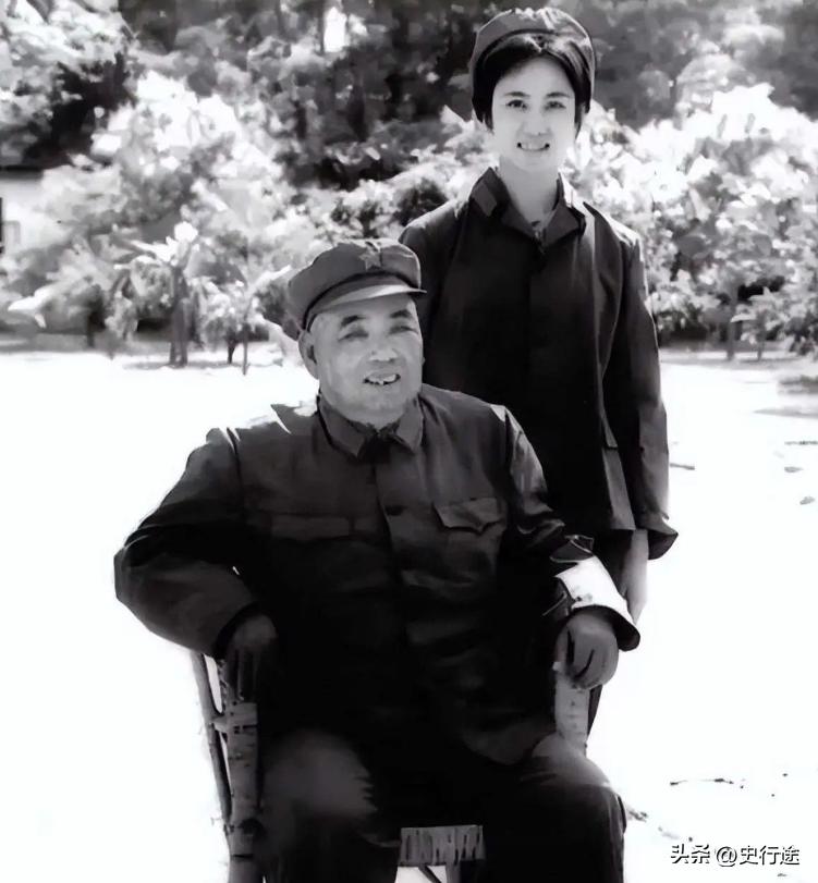 1964年，许世友女儿许华山陪着朋友去参加招飞体检，不承想负责人竟然拉着她的手，