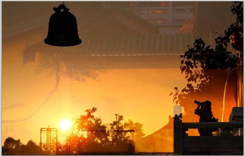 钟声

临河先生
 
黄昏像静谧的湖面，钟声悠悠晃荡
青铜的身躯，裂痕悄然隐现