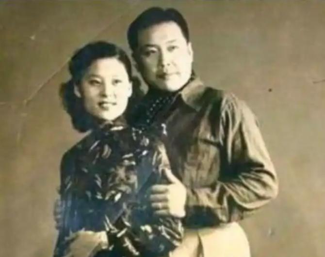 1936年，21岁袁祜祯和18岁的曹士岳大婚。洞房过后，曹士岳发现新娘不是完璧之