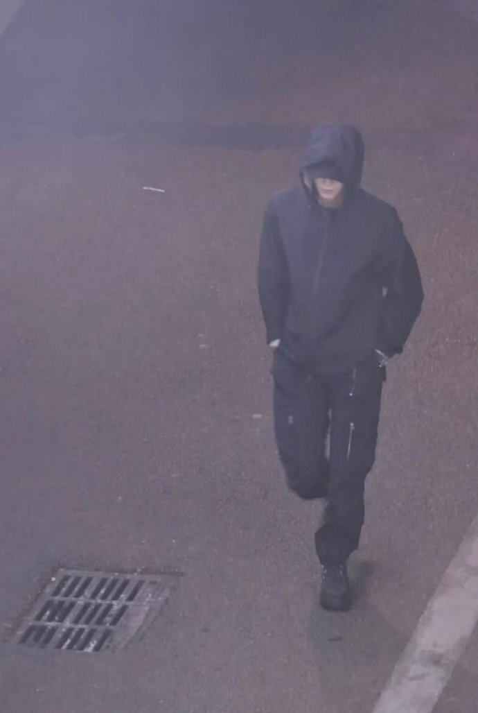 罗云熙《#电视剧剥茧#》路透痞帅齐思哲，不愧是建模脸，好A ​​​