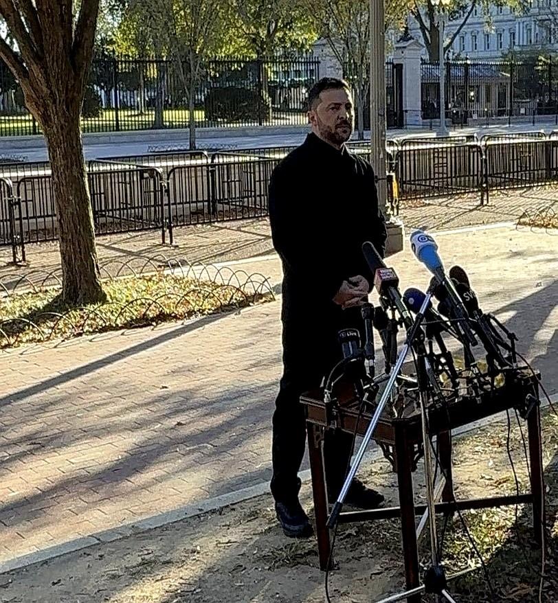 泽连斯基站在白宫对面，小桌子一摆，话筒一插成了。

这张照片，迟早进教科书。
