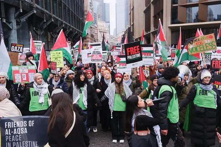突发！英国伦敦爆发大规模反战游行！
9月7日，数万人聚集在英国伦敦的街头游行抗议