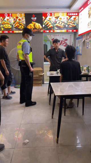 男子吃完饭竟然不给钱？
想吃“霸王餐”赖账！
店主无奈之下只能选择报警处理。霸王
